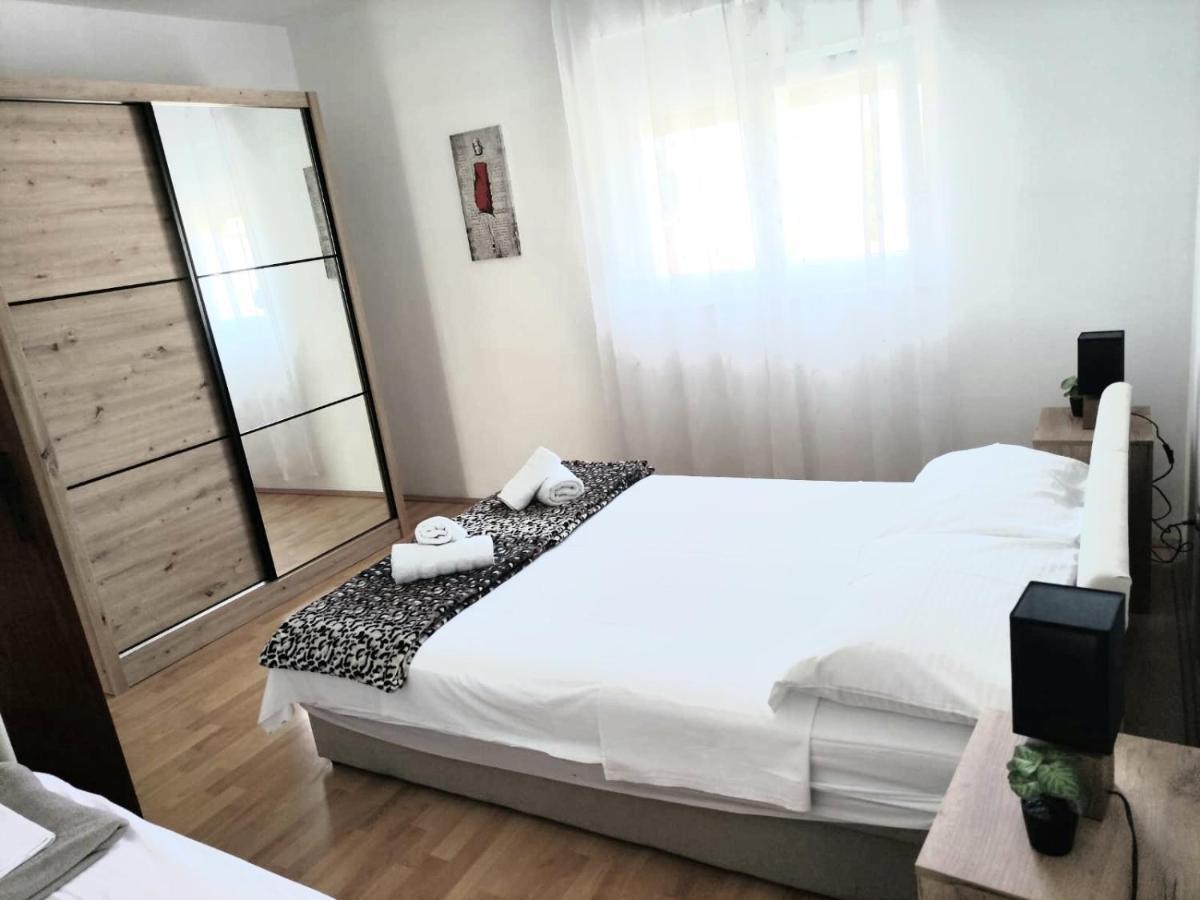 Apartments"Nika" With Private Pool Galovac  Esterno foto